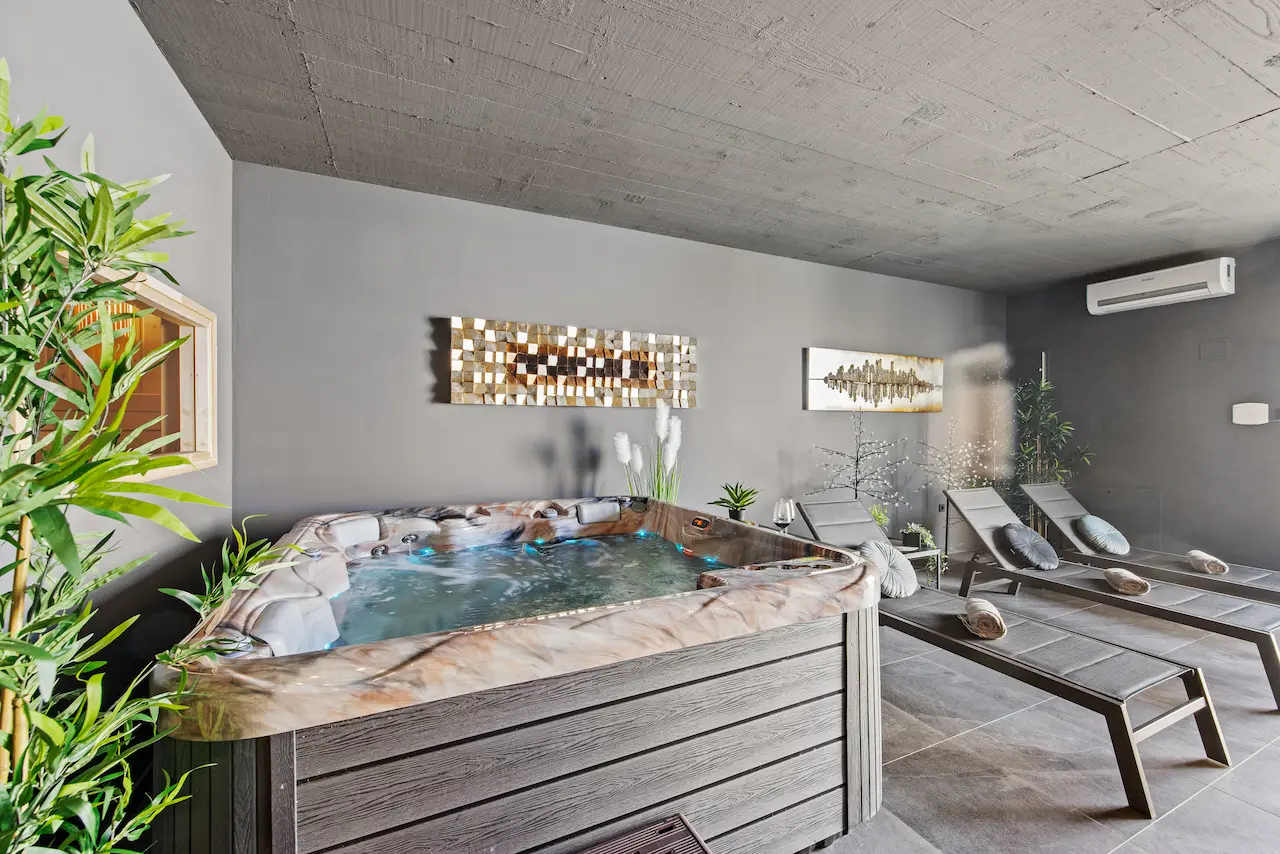 Luksusowa willa Maroon Spa Room
