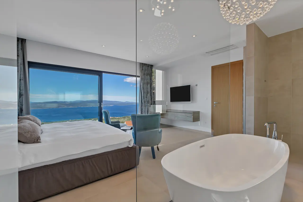 Schlafzimmer mit Meerblick und Badewanne, Villa Misterio
