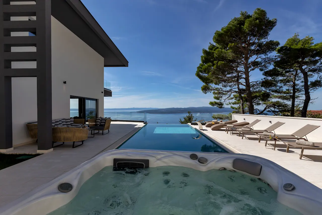 Villa Misterio Poolterrasse mit Außen-Whirlpool