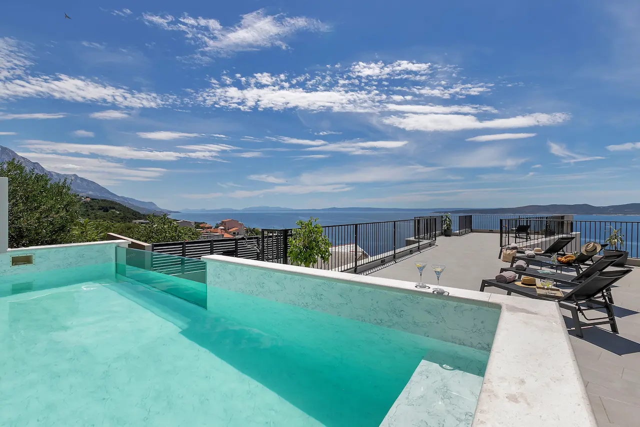 Swimmingpool mit Panoramablick
