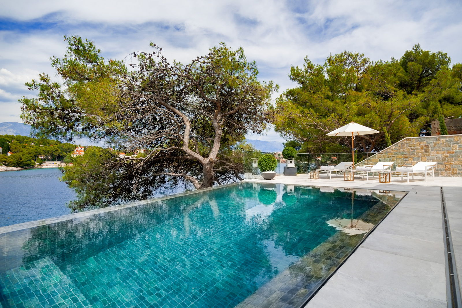 Erstaunlicher Infinity-Pool von der Luxusvilla Silent