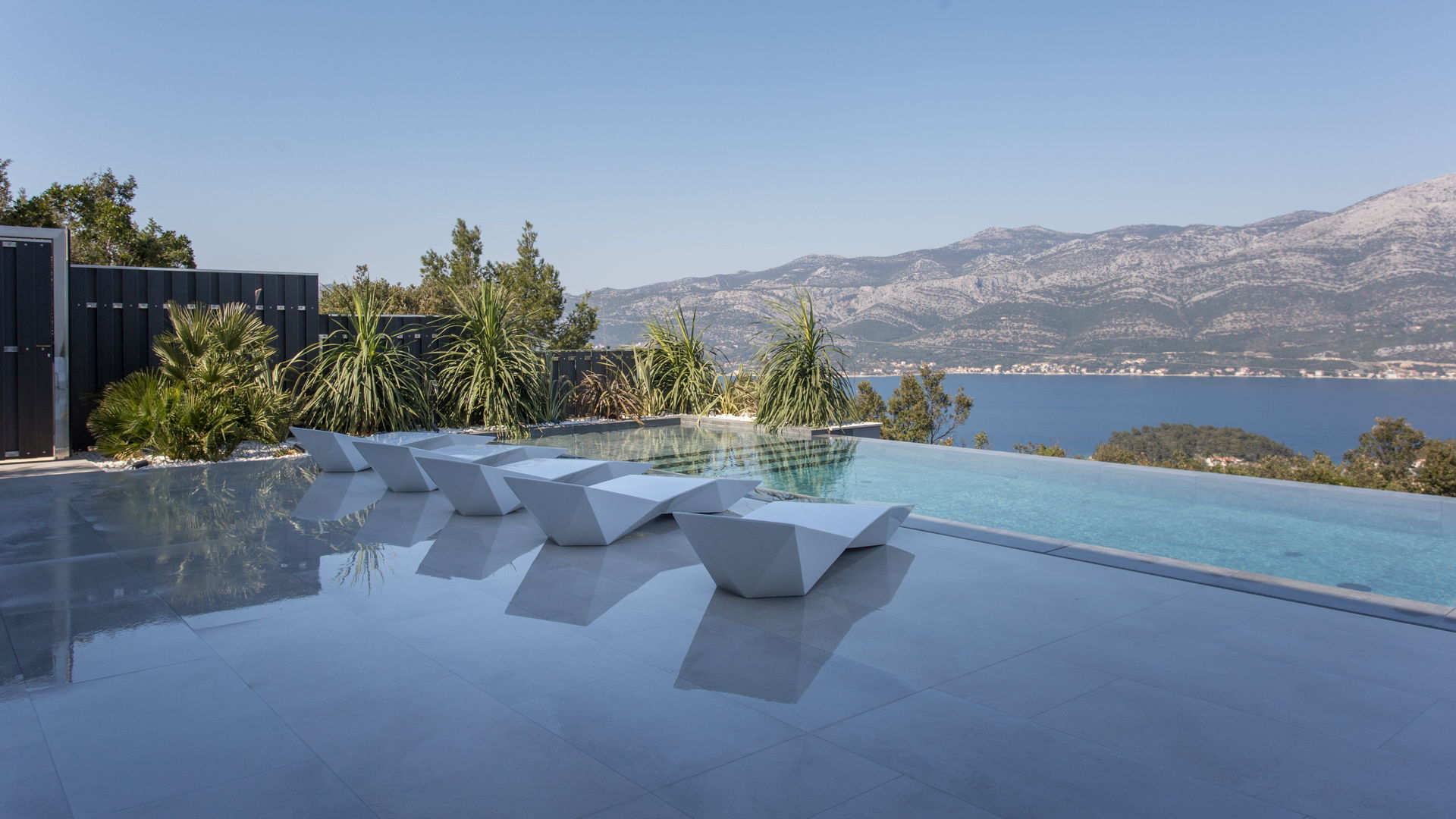 Blick auf den Ozean von einem der Infinity-Pools in der Villa Korcula Diamond