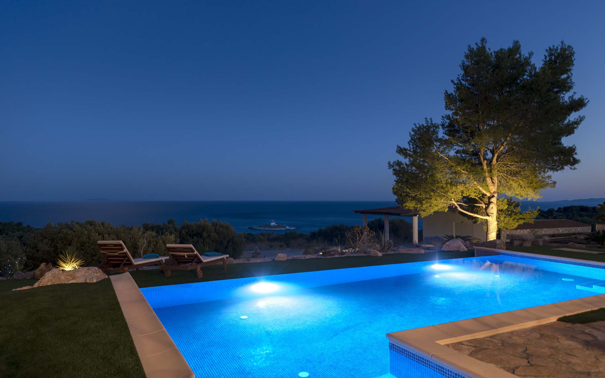 Ocean Seeker Villa Infinity Pool in der Nacht