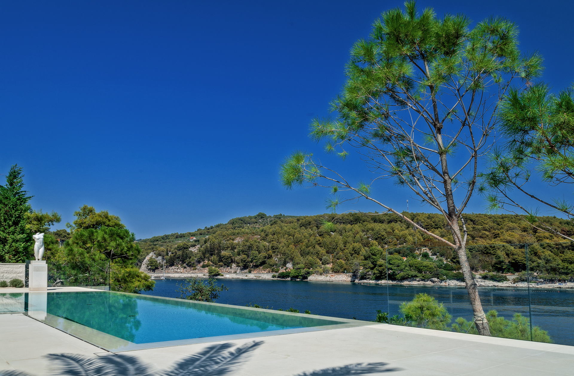 Seven Sins Villa Infinity Pool Blick auf Sumartin