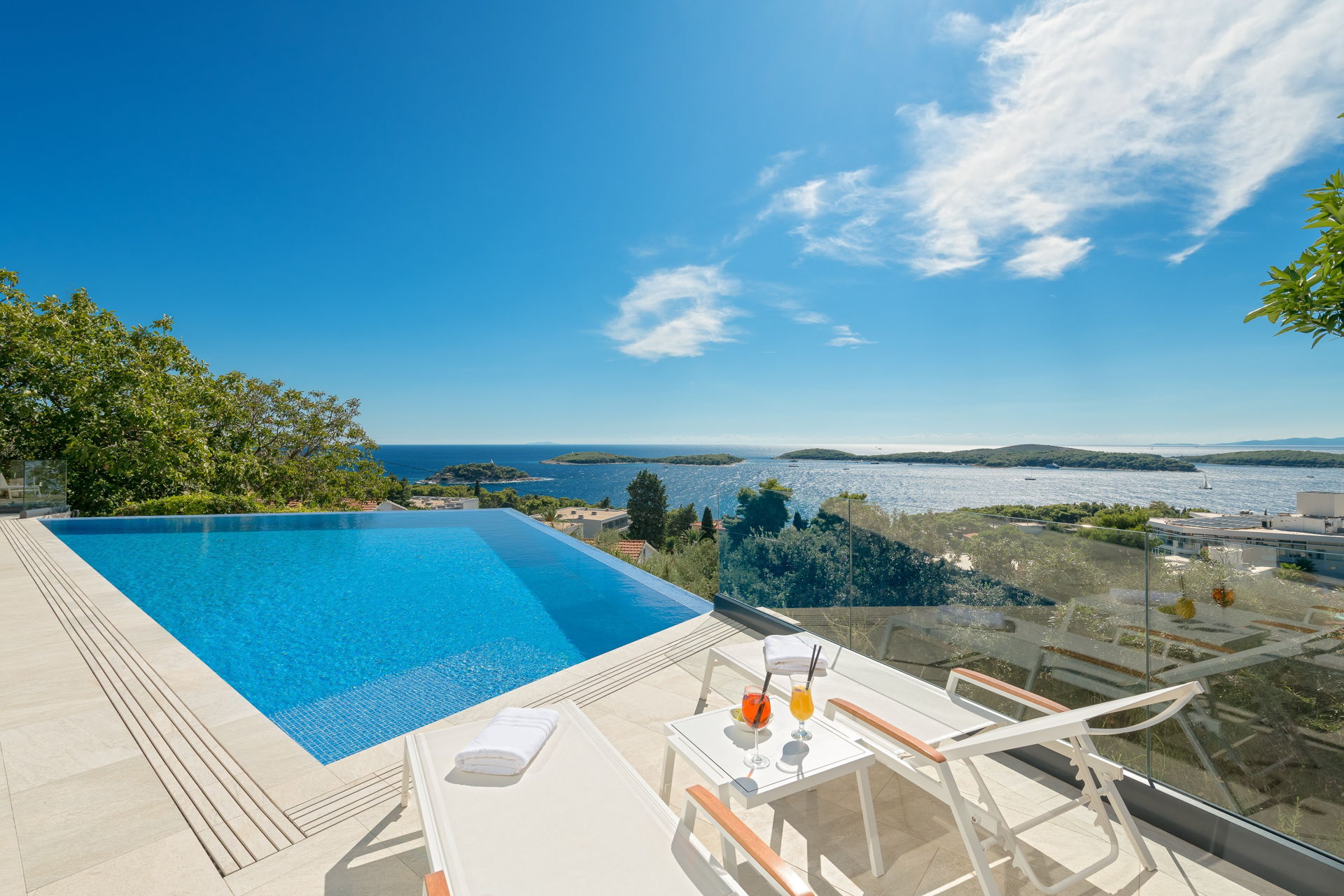 Seitenansicht der Infinity Pool Princess of Hvar
