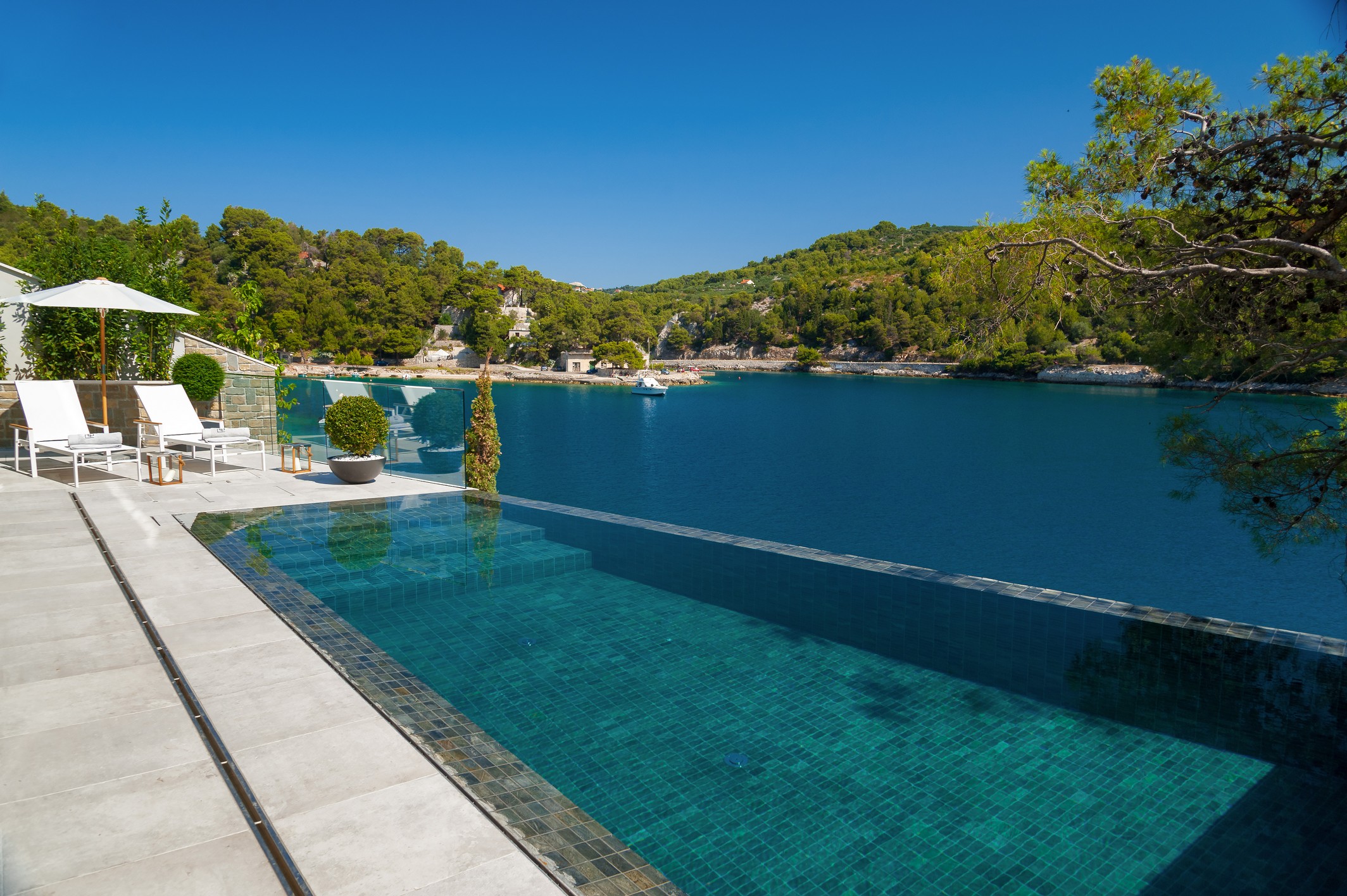 Blick auf Sumartin vom Infinity Pool der Villa Silent