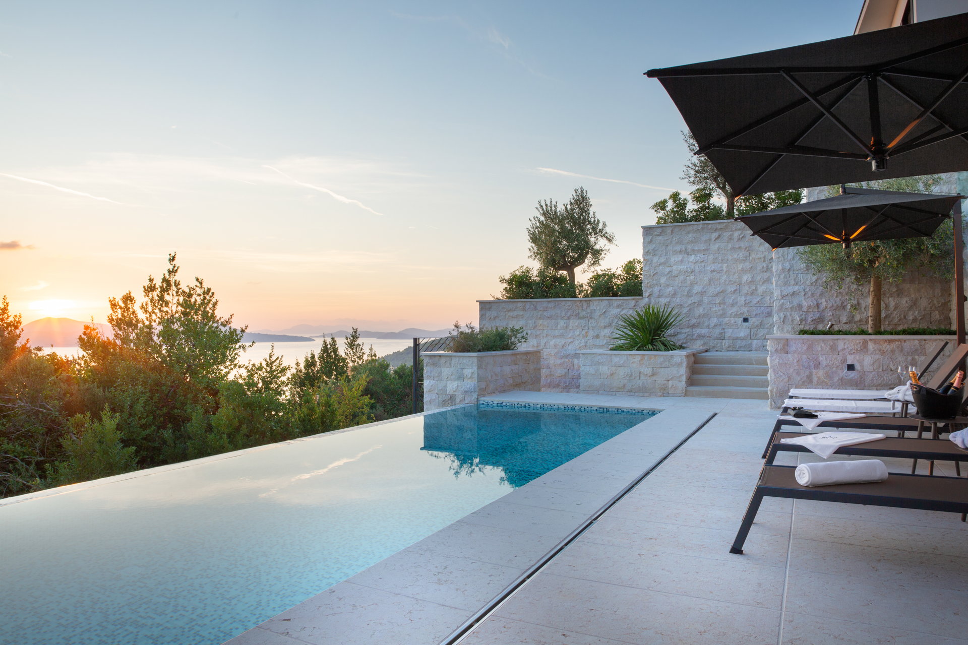 Blick vom Infinity Pool der Villa Frida