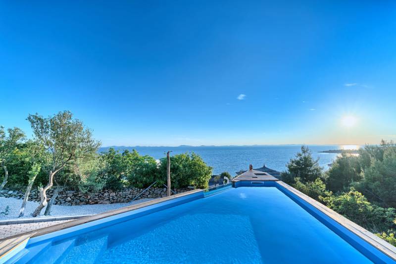 Panoramablick aufs Meer vom privaten Pool des Luxus Glamp II auf der Insel Murter in Kroatien
