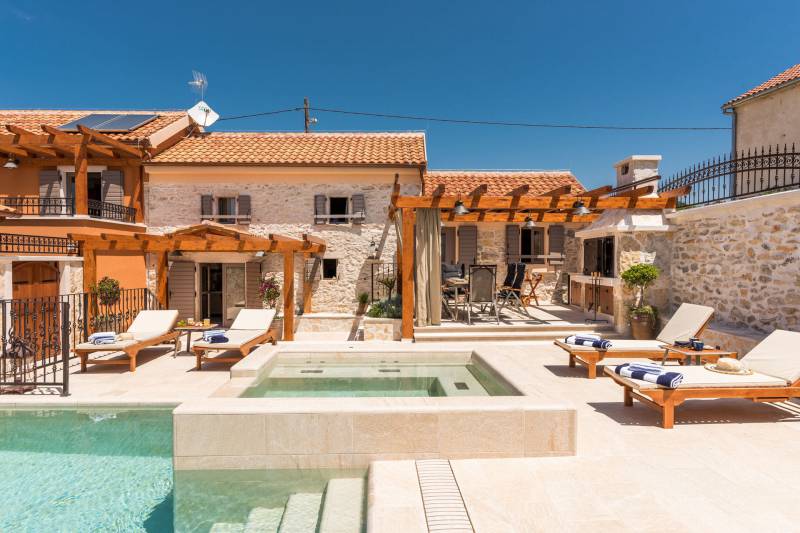 Holiday Home Adora z Basenem Šibenik