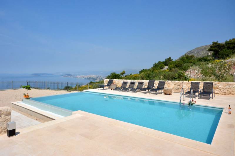 Luxury Villa Life 2 Enjoy with Swimming Pool Split