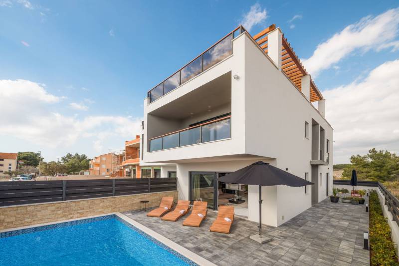 Villa Black & White with Pool Šibenik