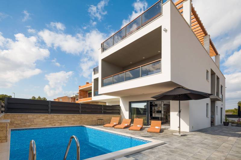 Villa Black & White with Pool Šibenik