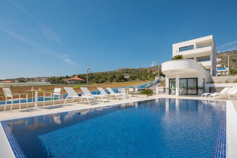 Luxusapartment Nautica I und seine Poolterrasse in der Nähe von Trogir in Kroatien