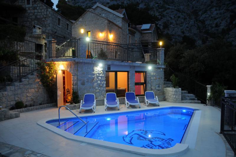 Kuća za Odmor Dalmatian Stone s Bazenom Makarska