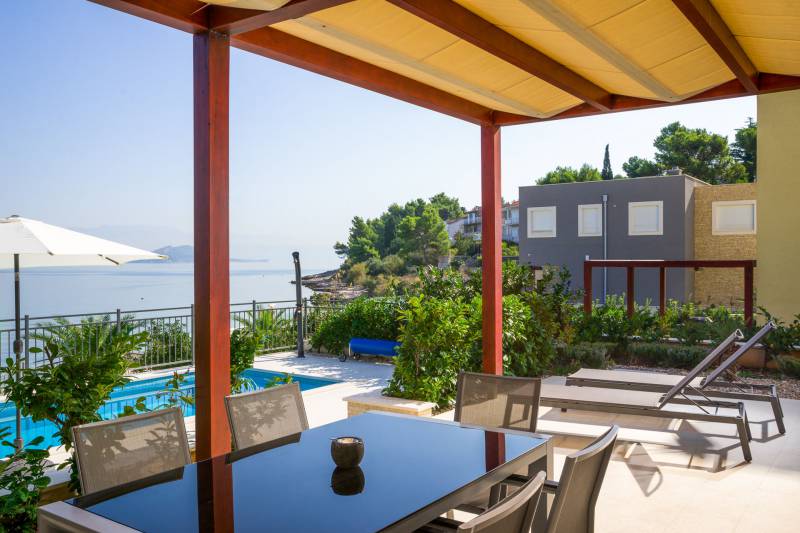 Beachfront Apartment Lemonade with Pool III Trogir
