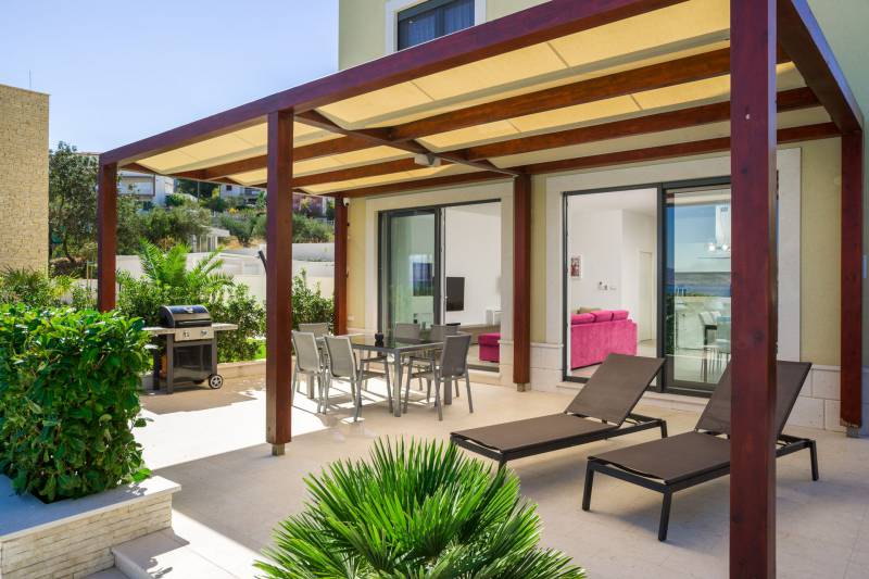 Beachfront Apartment Lemonade with Pool V Trogir