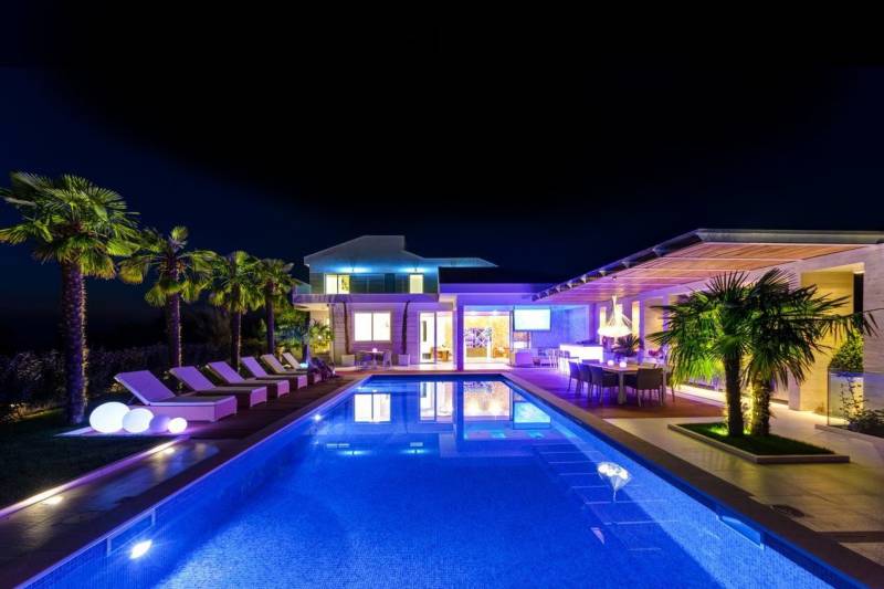 Luxury Villa Beyond with Pool Pag