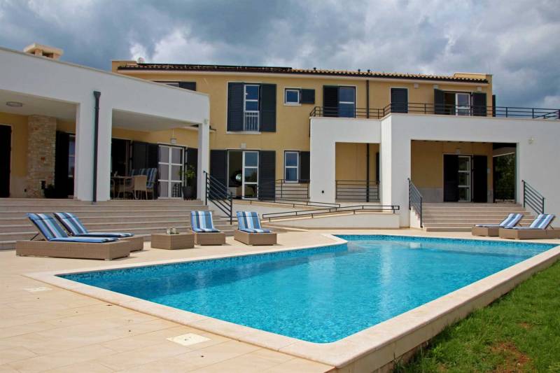 Villa Labyrinth med Basseng Pula