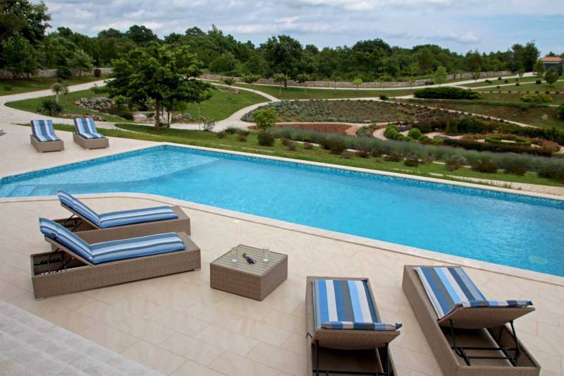 Villa Labyrinth med Basseng Pula