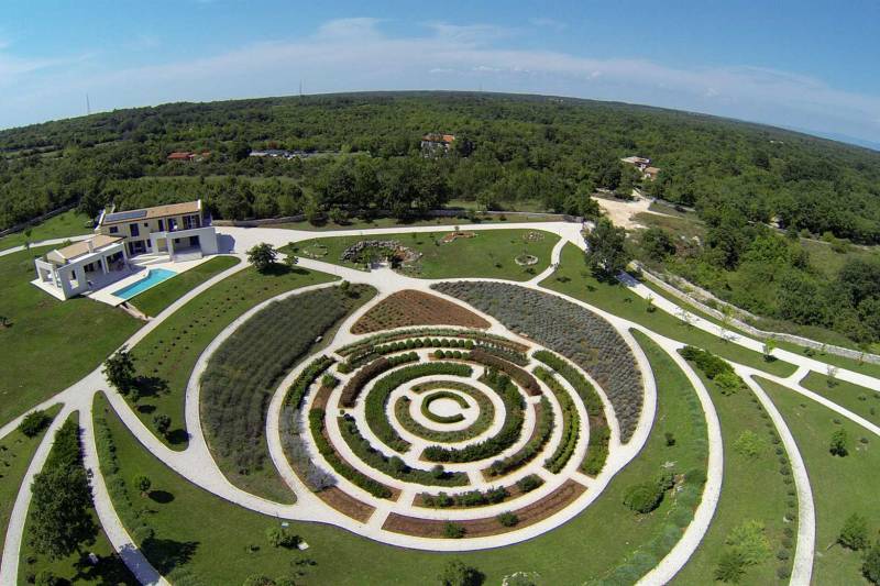 Villa Labyrinth med Basseng Pula