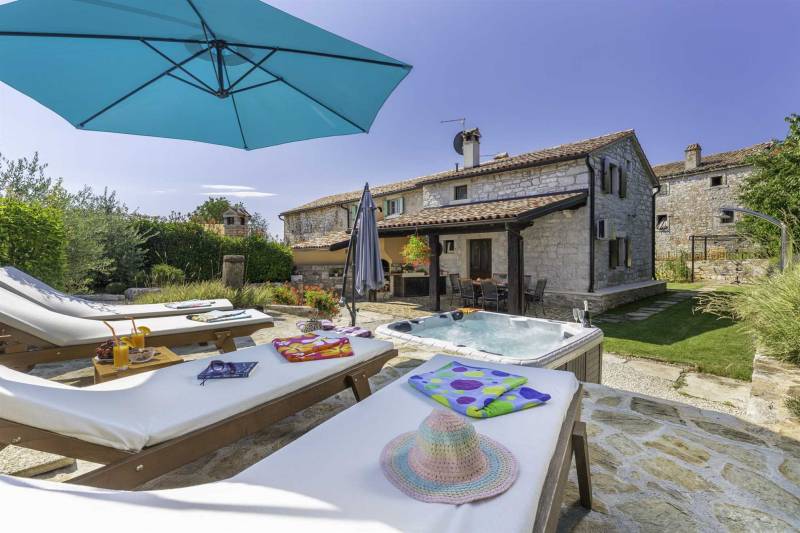 Holiday Home Rosette with jacuzzi in Visnjan, Istria