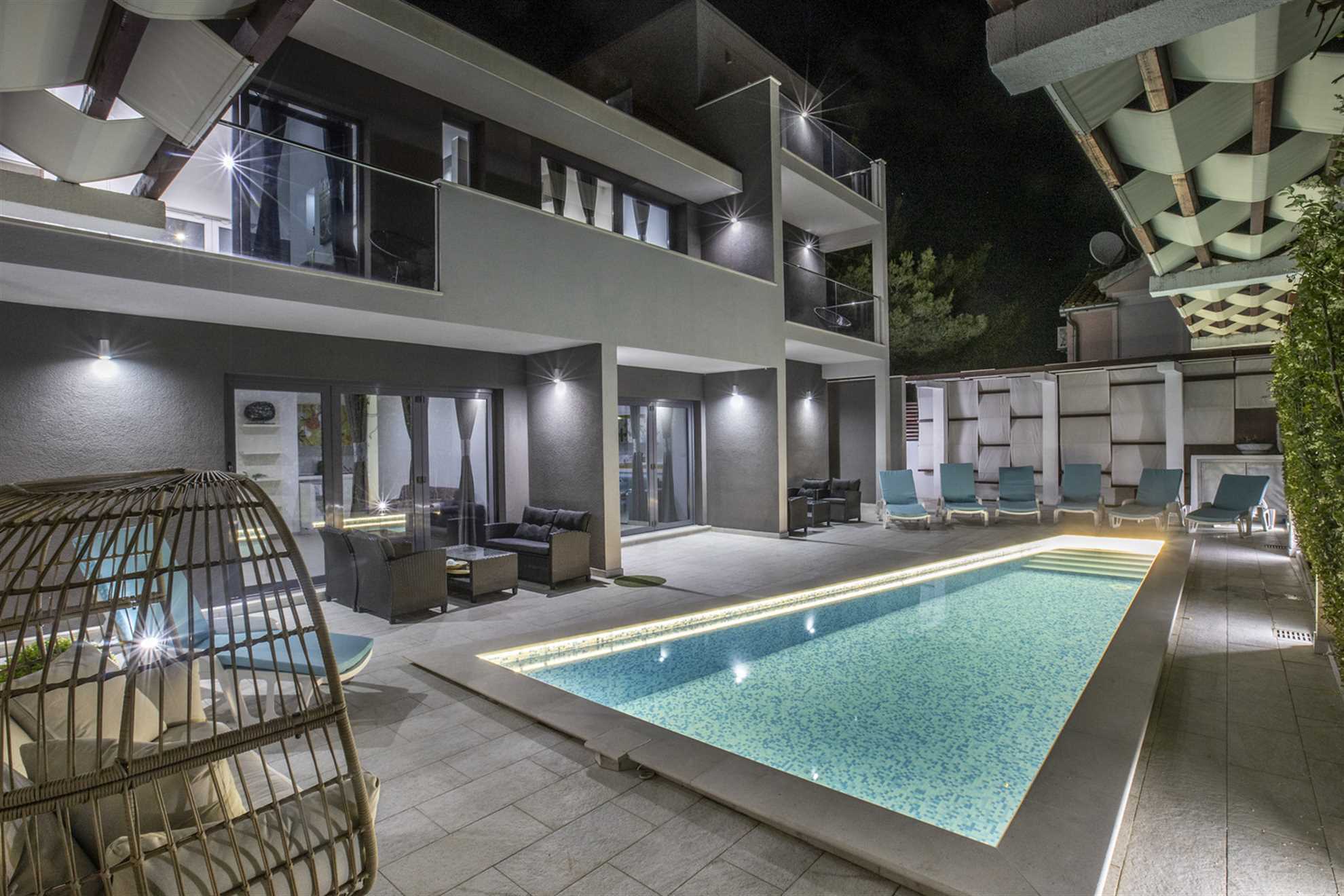 Luxury Villa Rising Sun with Pool