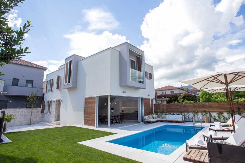 Villa La Idea with Heated Pool Trogir