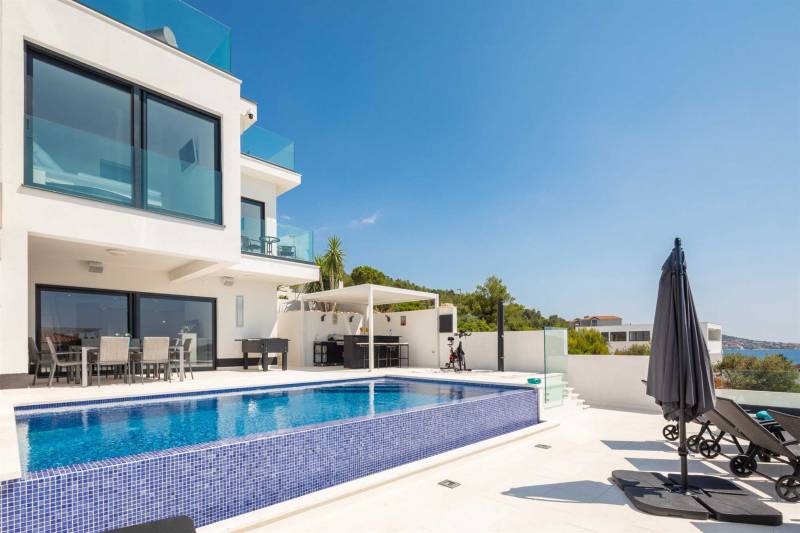 Villa Neptunia with Infinity Pool II Primošten