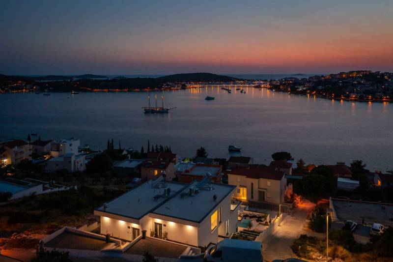 Villa Neptunia with Infinity Pool II Primošten