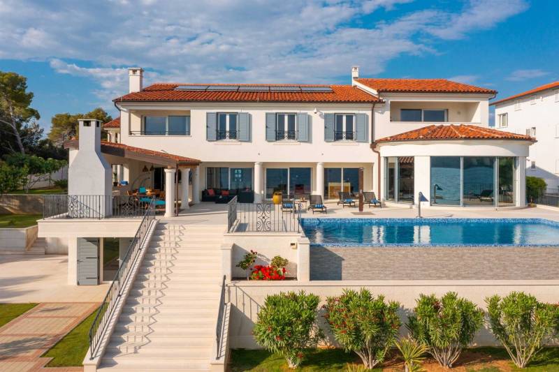 Beachfront Villa Grandissima with Pool Šibenik