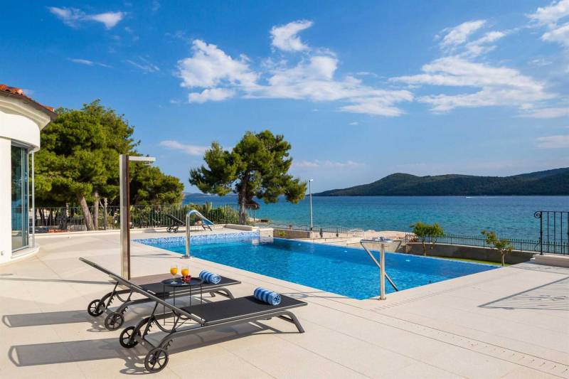 Beachfront Villa Grandissima with Pool Šibenik
