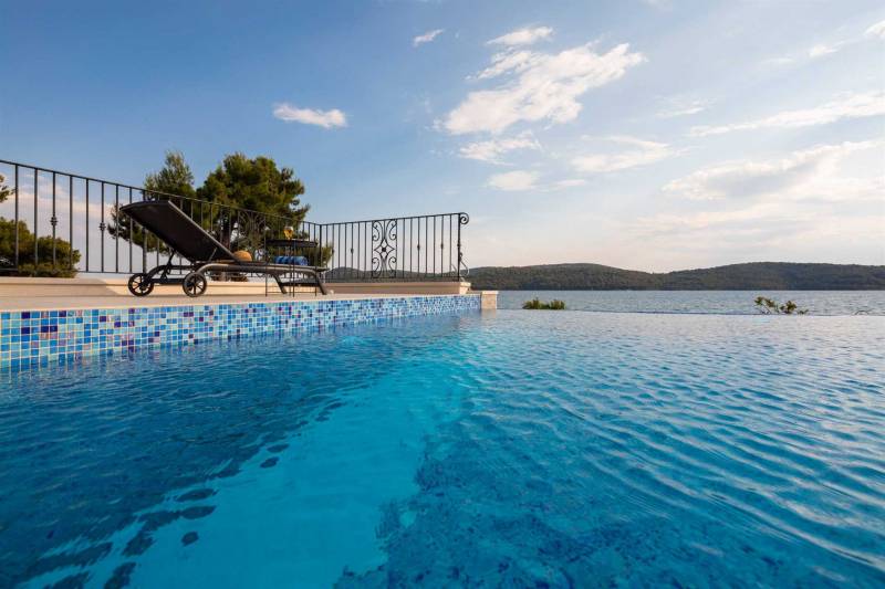 Beachfront Villa Grandissima with Pool Šibenik