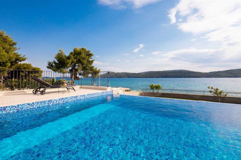 Beachfront Villa Grandissima with Pool Šibenik