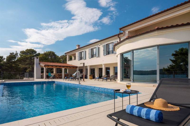 Beachfront Villa Grandissima with Pool Šibenik