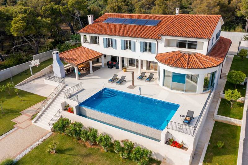 Beachfront Villa Grandissima with Pool Šibenik