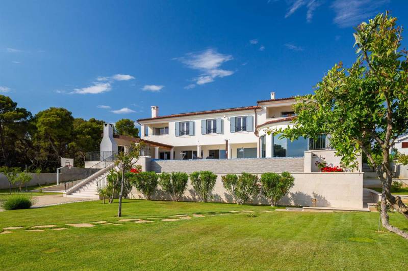 Beachfront Villa Grandissima with Pool Šibenik