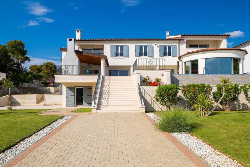 Beachfront Villa Grandissima with Pool Šibenik
