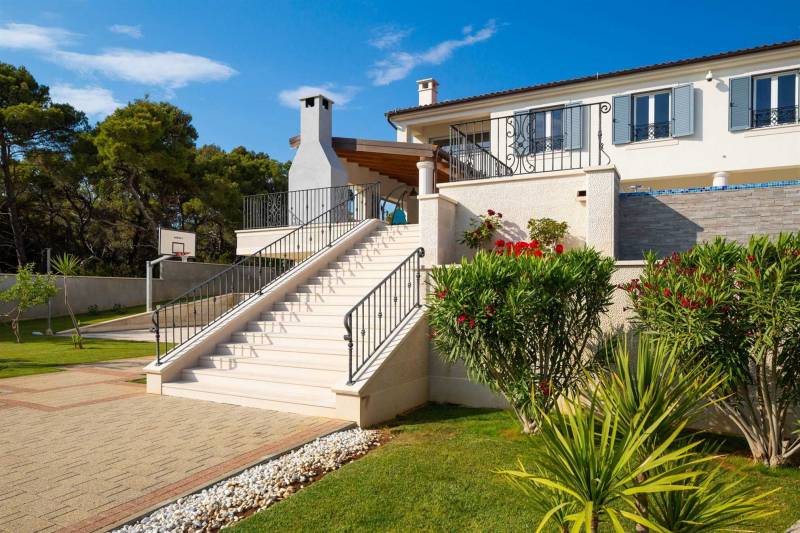 Beachfront Villa Grandissima with Pool Šibenik