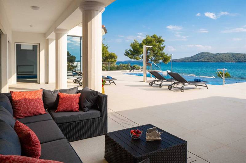 Beachfront Villa Grandissima with Pool Šibenik