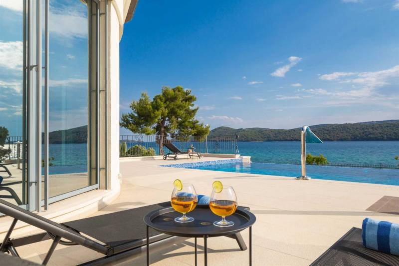 Beachfront Villa Grandissima with Pool Šibenik