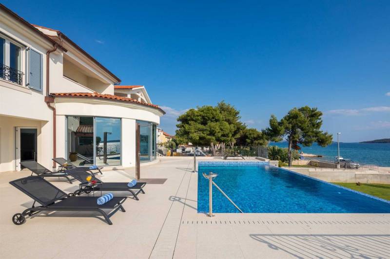 Beachfront Villa Grandissima with Pool Šibenik