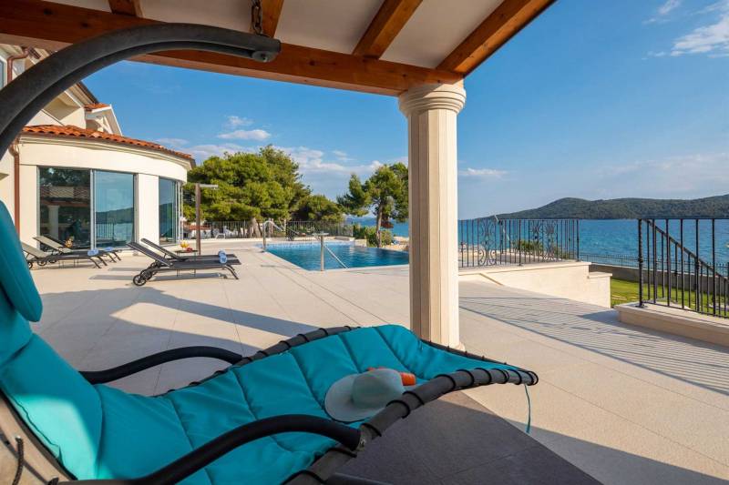 Beachfront Villa Grandissima with Pool Šibenik