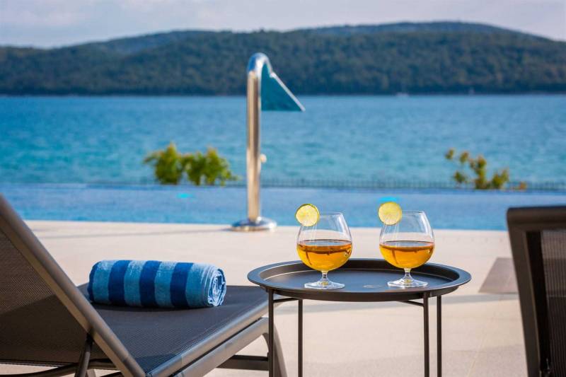 Beachfront Villa Grandissima with Pool Šibenik