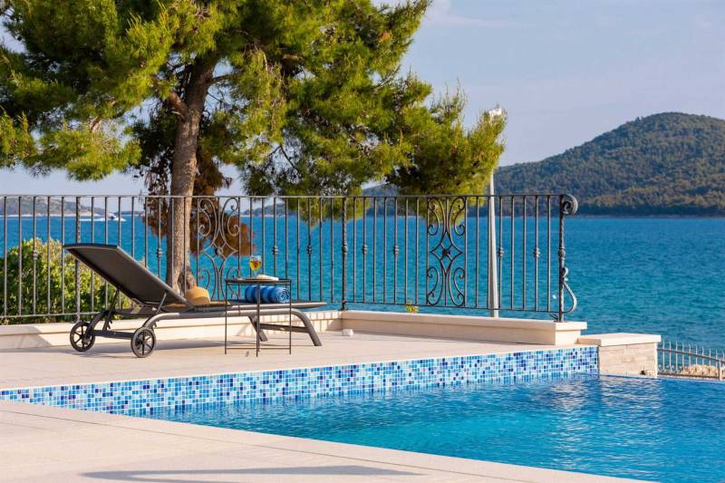 Beachfront Villa Grandissima with Pool Šibenik