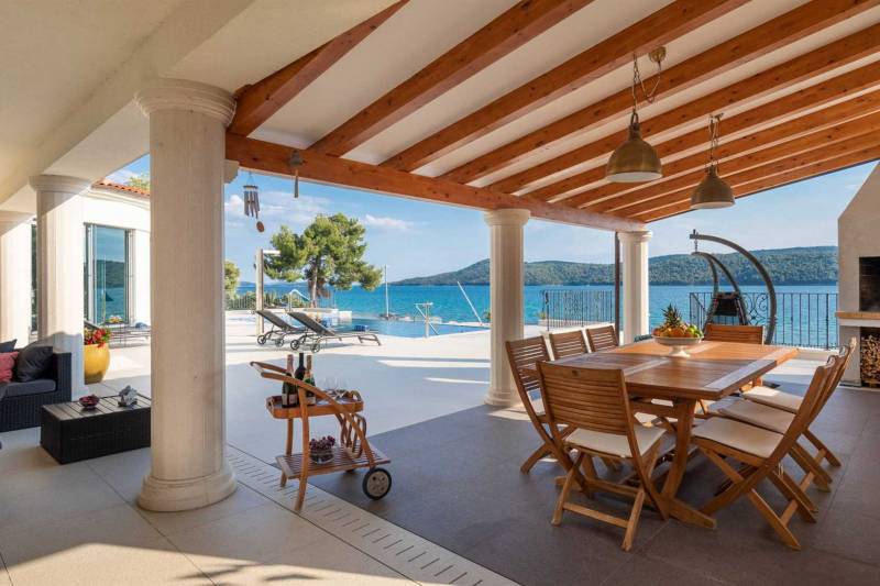 Beachfront Villa Grandissima with Pool Šibenik