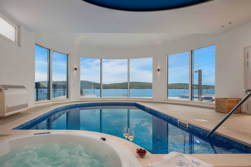 Beachfront Villa Grandissima with Pool Šibenik