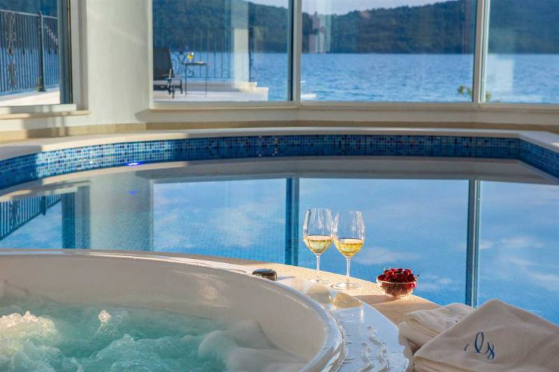 Beachfront Villa Grandissima with Pool Šibenik