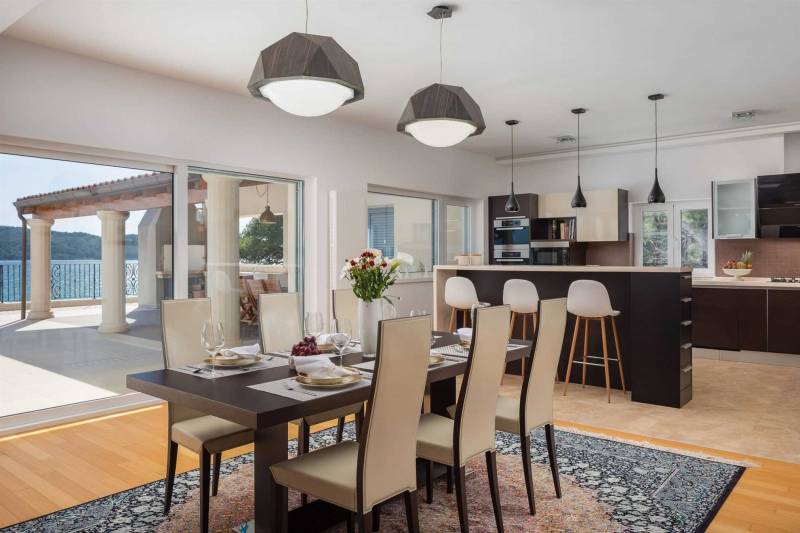 Beachfront Villa Grandissima with Pool Šibenik