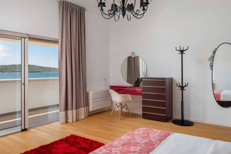 Beachfront Villa Grandissima with Pool Šibenik