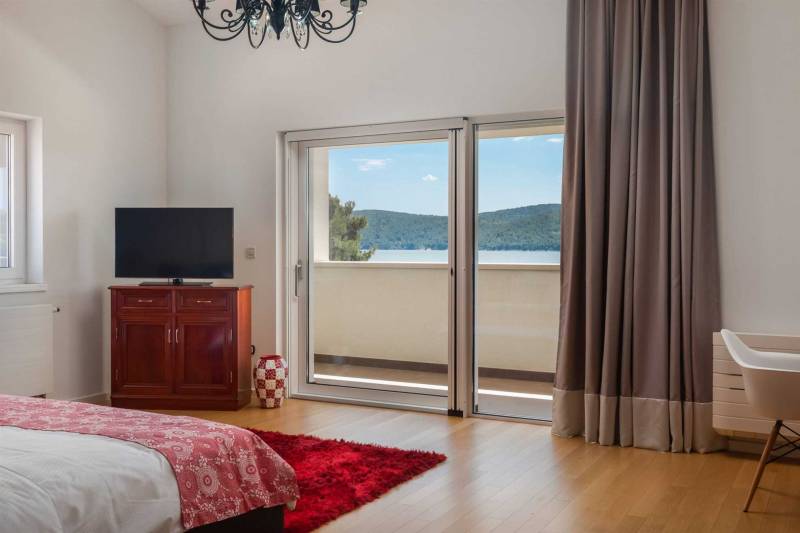 Beachfront Villa Grandissima with Pool Šibenik